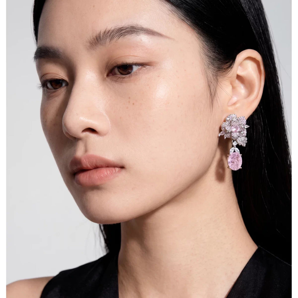 Vintage Floral Earrings with Teardrop Design