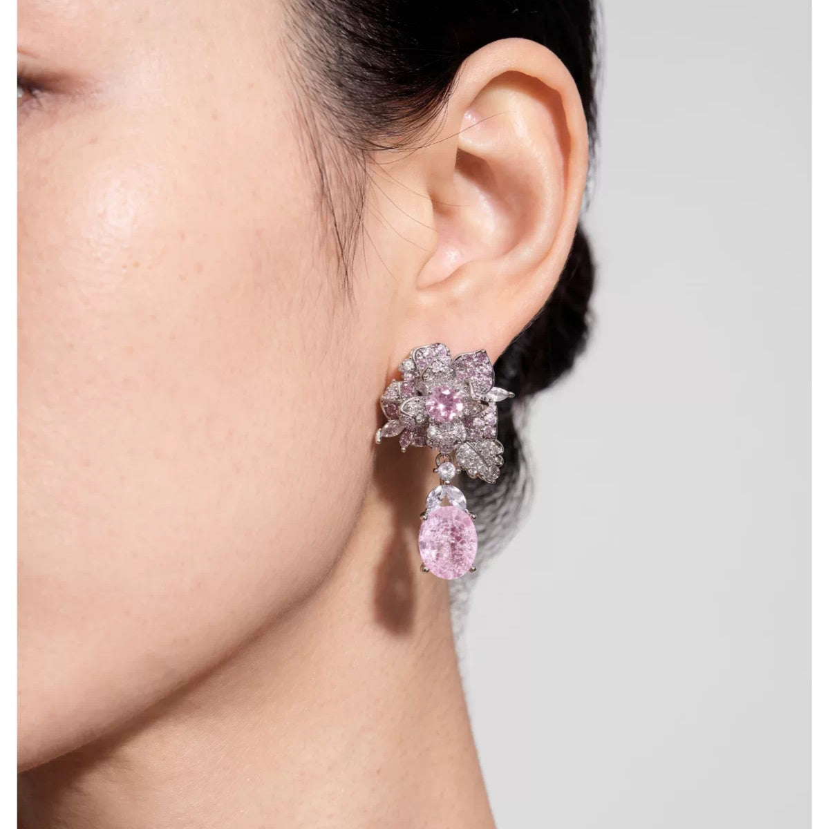 Vintage Floral Earrings with Teardrop Design
