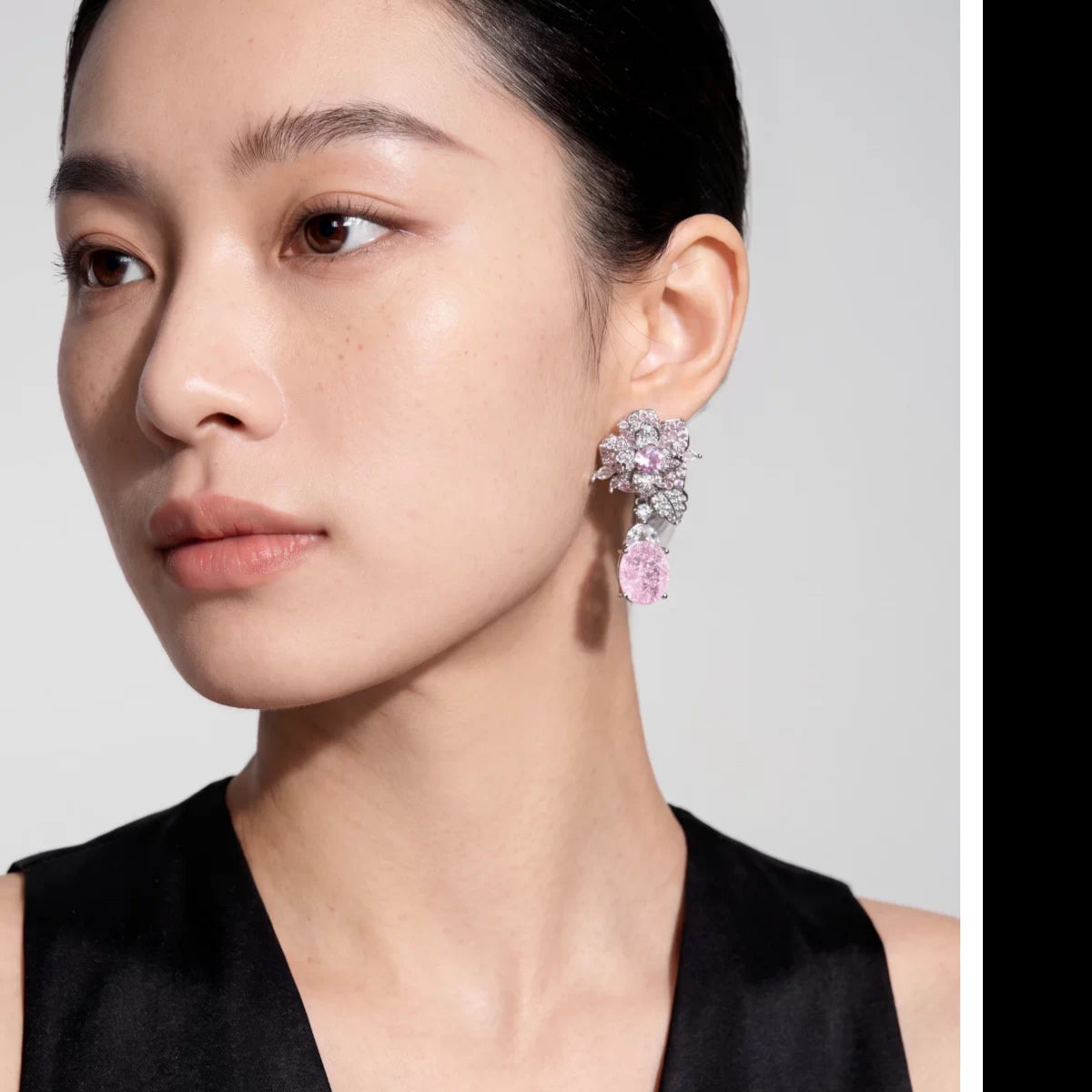 Vintage Floral Earrings with Teardrop Design